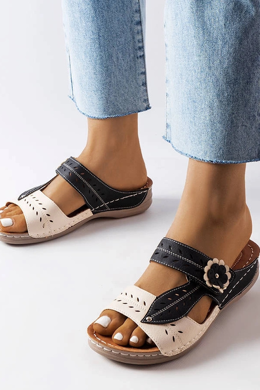 Čierne šľapky s nízkym klinom Jolanta