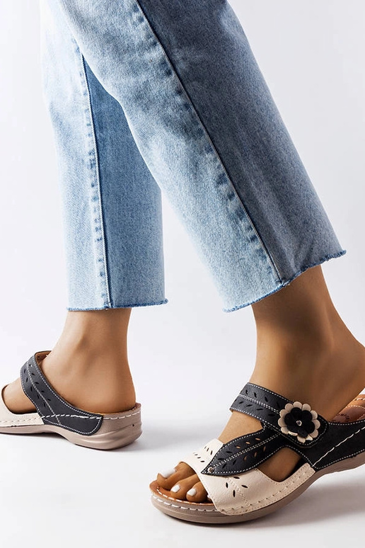 Čierne šľapky s nízkym klinom Jolanta