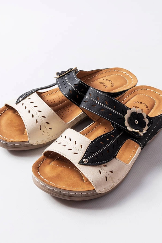 Čierne šľapky s nízkym klinom Jolanta