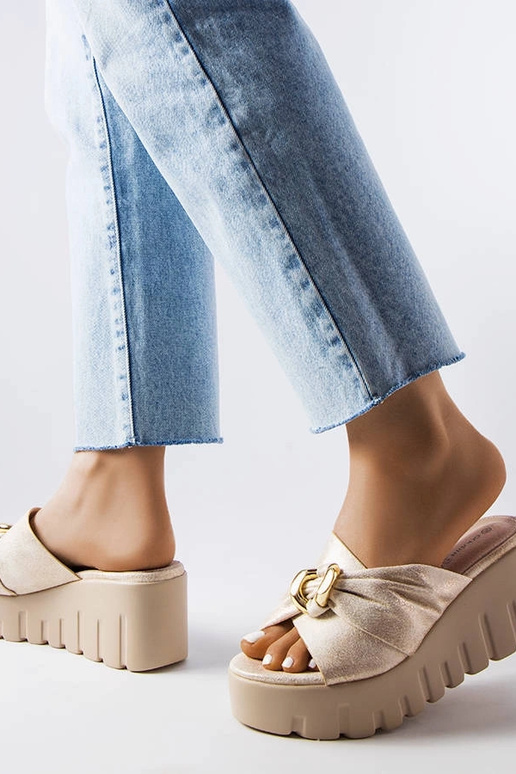 Zlaté dámske klinové sandále Laura