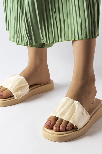 Béžové šmýkačky zdobené...