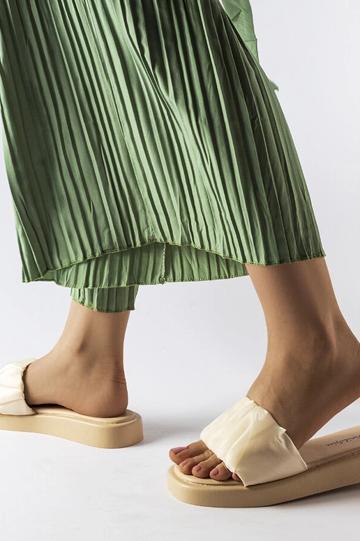 Béžové šmýkačky zdobené volánikmi...