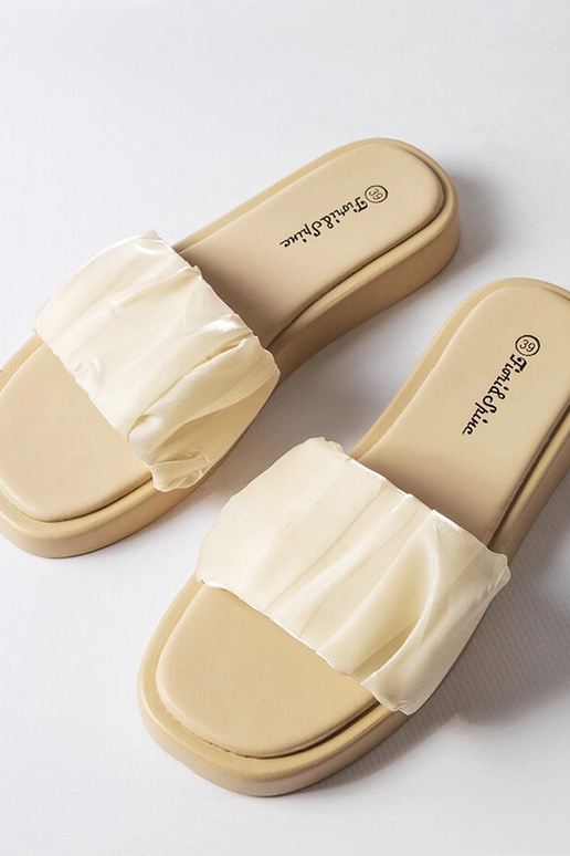 Béžové šmýkačky zdobené volánikmi...