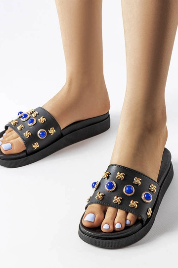 Čierne zdobené žabky...