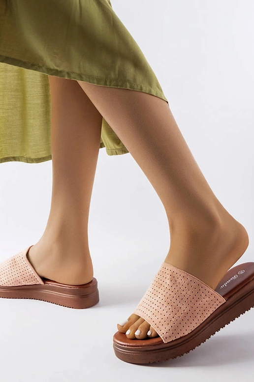 Ružové šľapky s prelamovaným zvrškom...