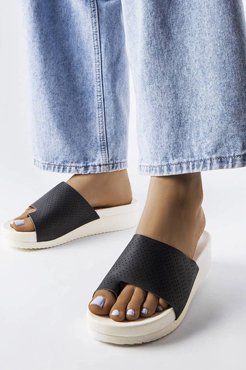 Čierne klinové sandále...