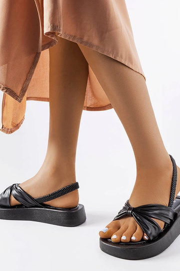 Čierne sandále na platforme... 2