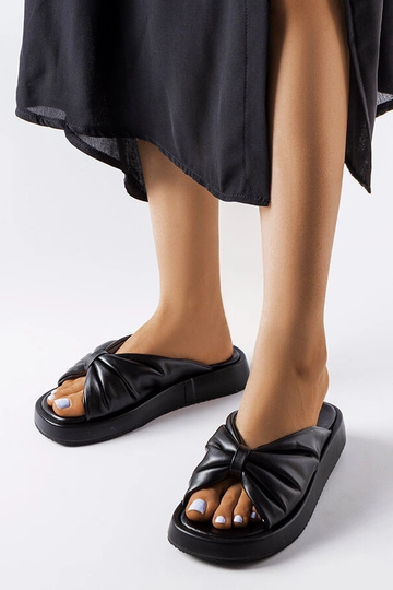 Čierne nízke klinové šľapky...