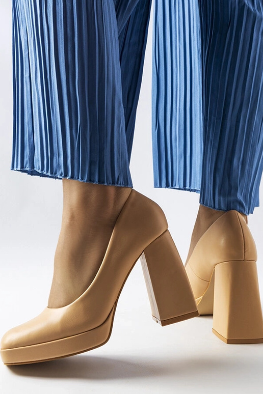 Béžové lodičky na vysokom podpätku...