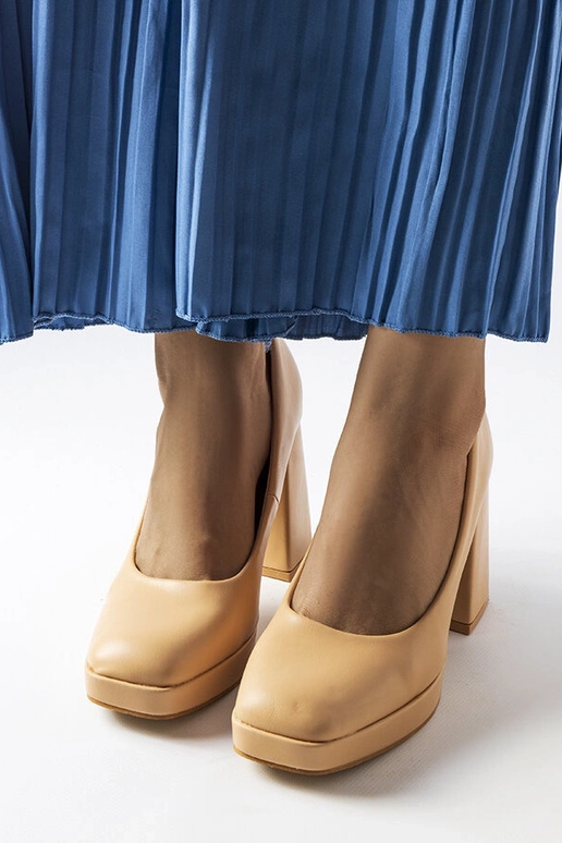 Béžové lodičky na vysokom podpätku...