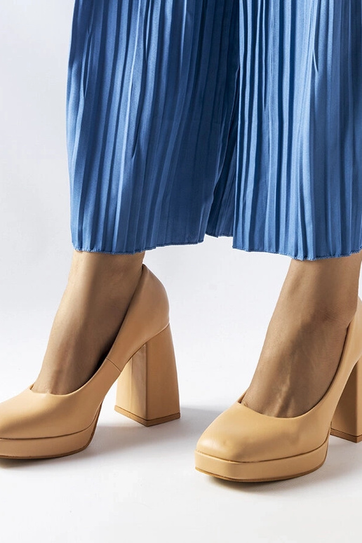 Béžové lodičky na vysokom podpätku...