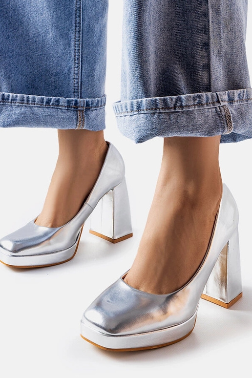 Strieborné lodičky na vysokom opätku...