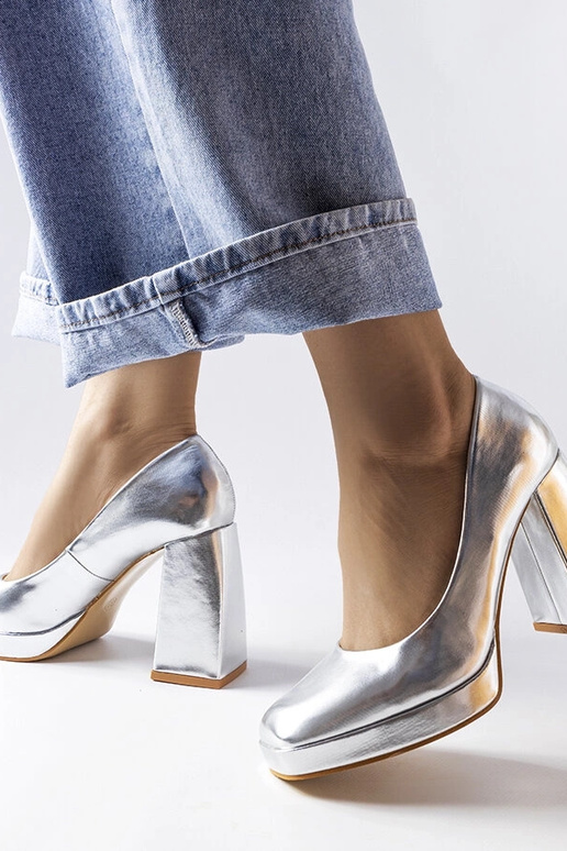 Strieborné lodičky na vysokom opätku...