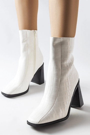 Biele členkové čižmy...
