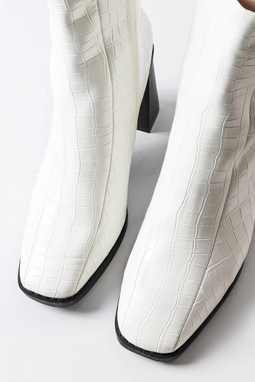 Biele členkové čižmy... 2