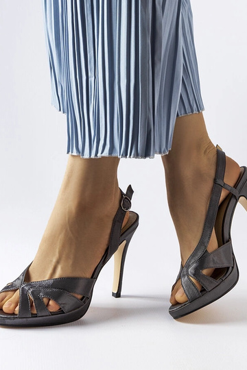 Šedé sandále na vysokom...