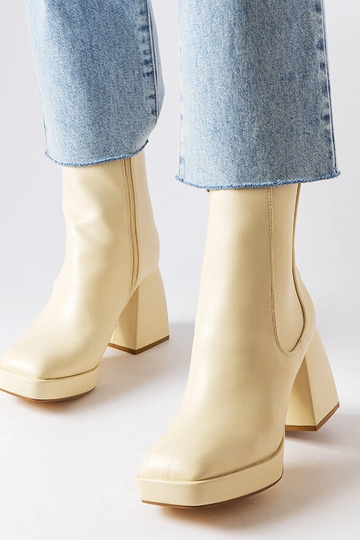 Pieskové čižmy na masívnom...