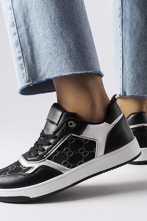 Čierne tenisky zdobené Isidoriným...