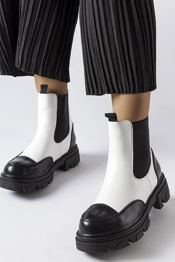 Čiernobiele nazúvacie čižmy...