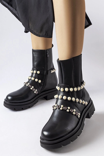 Čierne členkové čižmy...