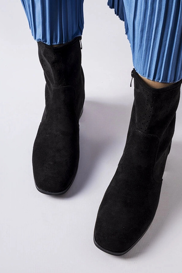 Čierne čižmy s perforovaným... 2