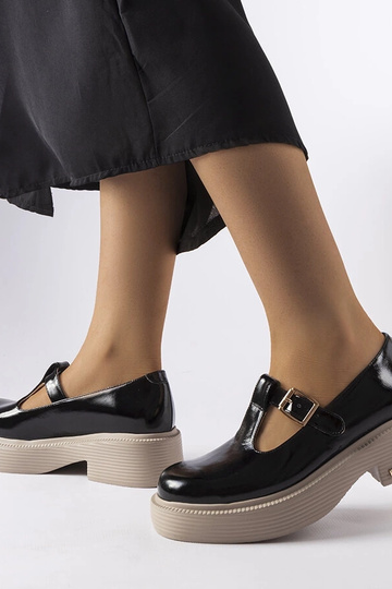 Čierne lakované poltopánky,...