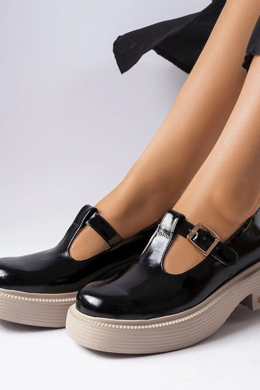 Čierne lakované poltopánky, „Karino"