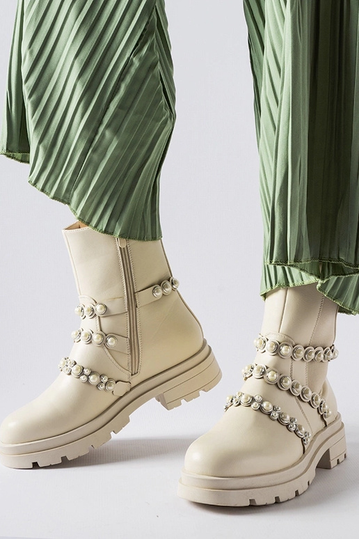 Béžové členkové čižmy zdobené perlami...