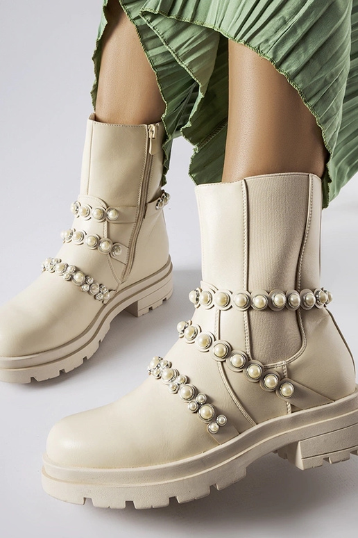 Béžové členkové čižmy zdobené perlami...