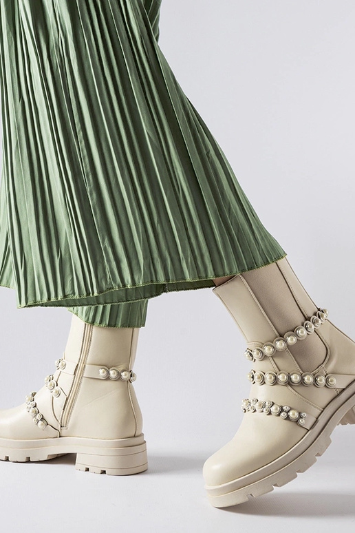 Béžové členkové čižmy zdobené perlami...