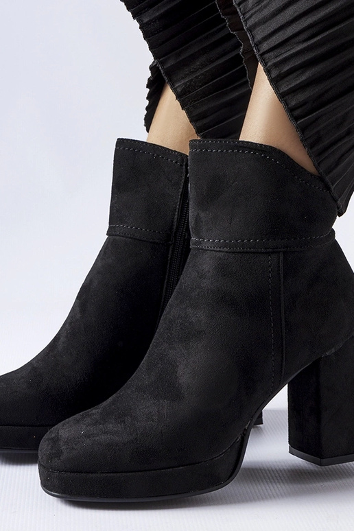 Čierne členkové čižmy na masívnom...