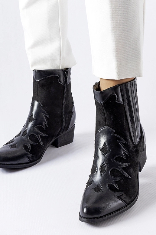 Čierne kovbojské čižmy na malom...