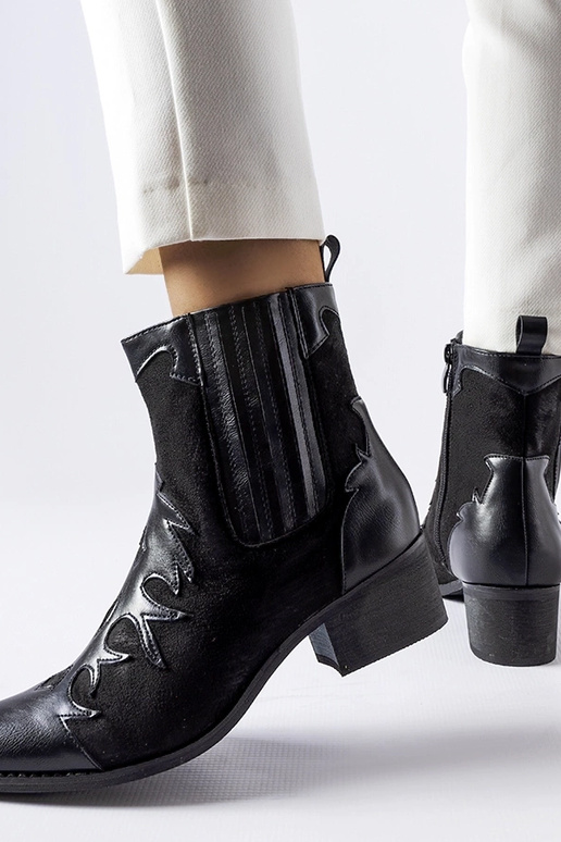 Čierne kovbojské čižmy na malom...