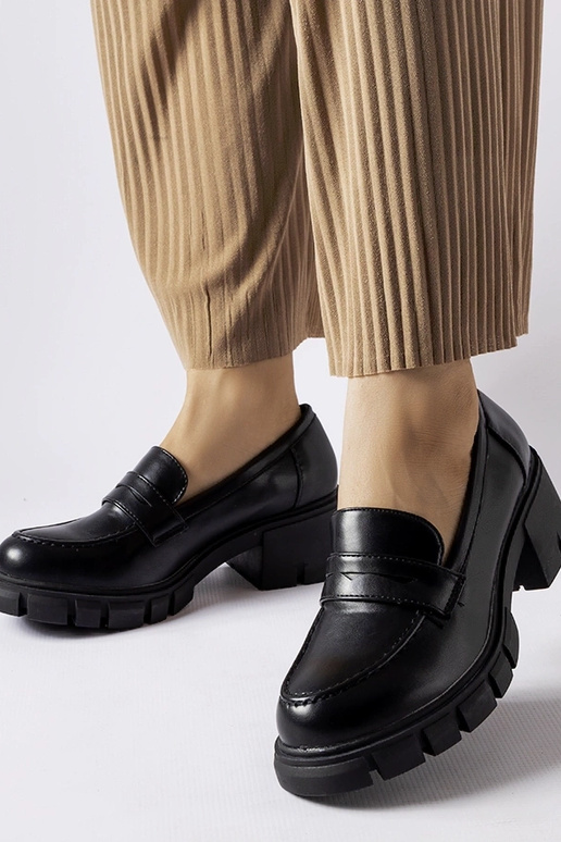 Čierne klasické mokasíny na bloku Dina