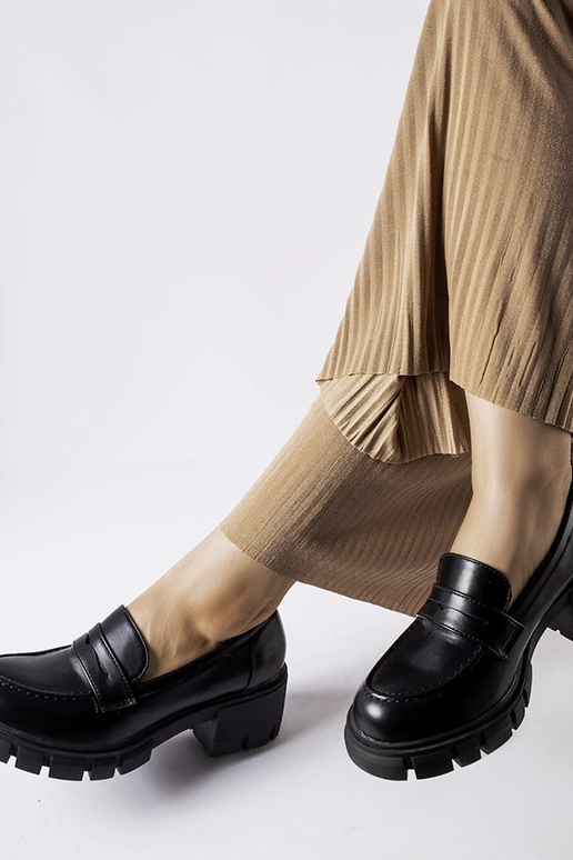 Čierne klasické mokasíny na bloku Dina