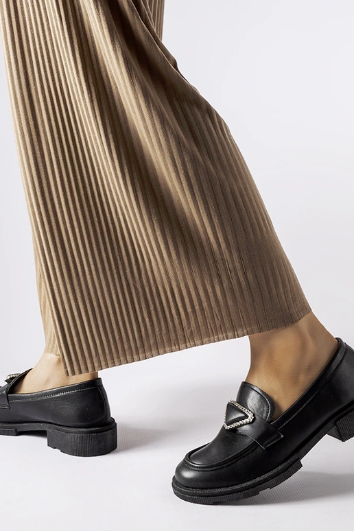 Čierne mokasíny zdobené zirkónmi...