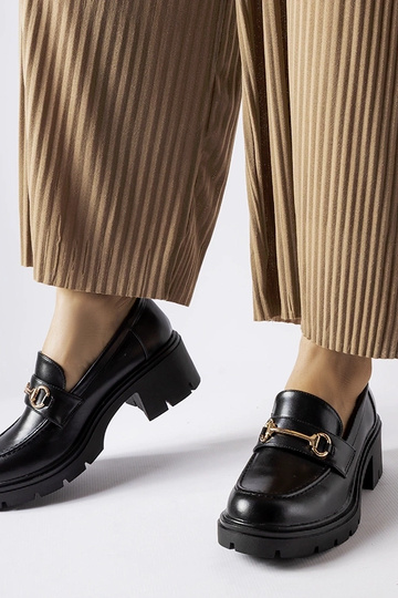 Čierne topánky na vysokom...