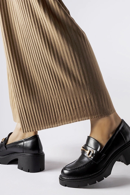 Čierne topánky na vysokom opätku...