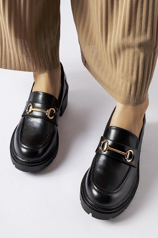 Čierne topánky na vysokom opätku...