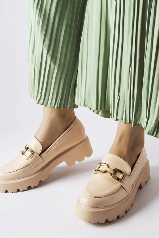 Béžové dámske mokasíny zdobené sponou...