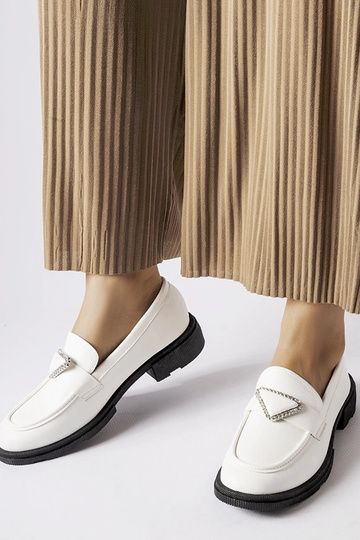 Biele mokasíny zdobené...