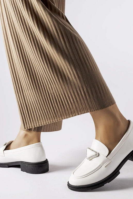 Biele mokasíny zdobené zirkónmi...