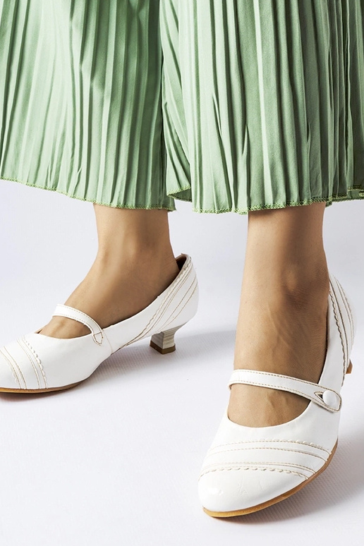 Biele lodičky na nízkom opätku...