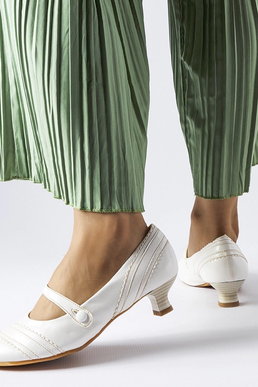 Biele lodičky na nízkom opätku...