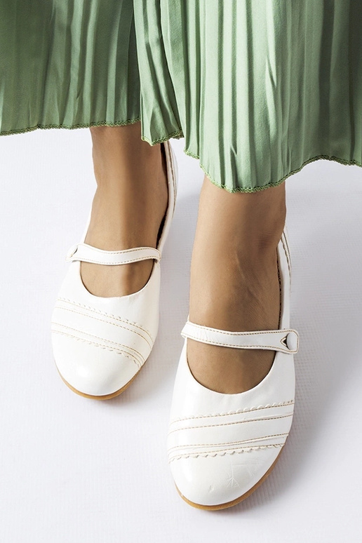 Biele lodičky na nízkom opätku...