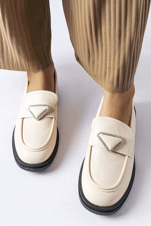 Béžové mokasíny zdobené zirkónmi...