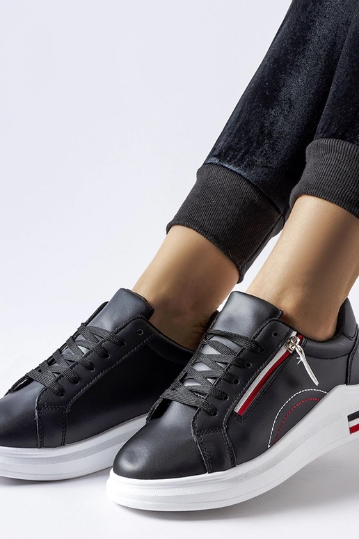 Čierne tenisky s bielou podrážkou...