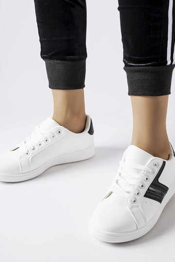 Biele tenisky s čiernymi...