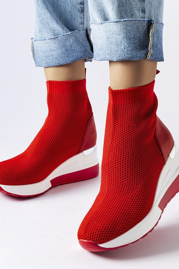 Červené látkové tenisky...