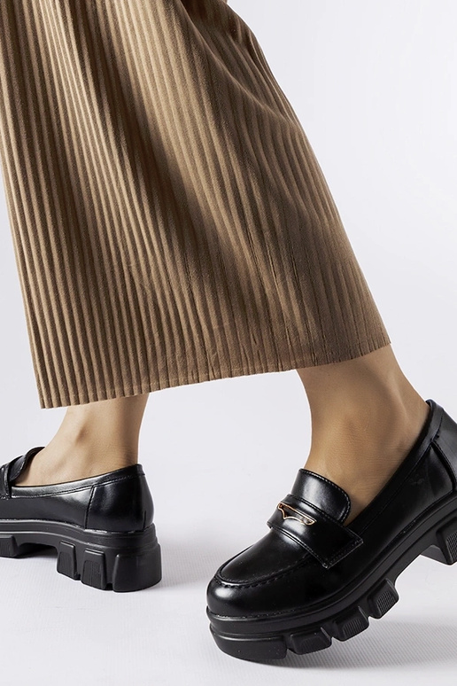 Čierne mokasíny s viditeľným behúňom...